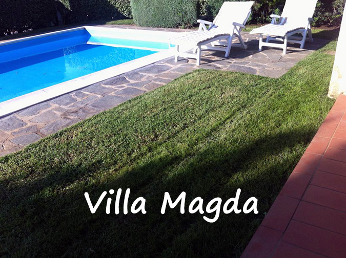 VILLA MAGDA:JUMELÉE,INDÉPENDANTE,AVEC JARDIN ET PISCINE À USAGE EXCLUSIF.ELLE EST SUR 2 ÉTAGES,AVEC 3 CHAMBRES ET 2 SALLES DE BAINS,UN GRAND SALON / SALLE À MANGER, CUISINE,2 VÉRANDAS ÉQUIPÉES ET PEUT ACCUEILLIR CONFORTABLEMENT 6 PERSONNES.